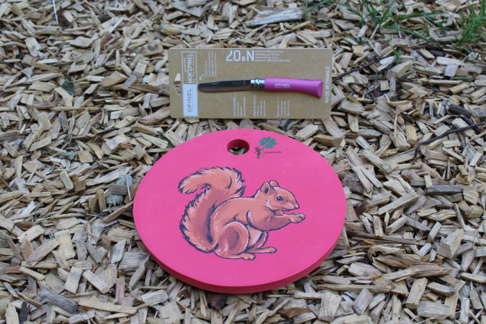 Sitzkissen Eichhörnchen mit rosa Schnitzmesser Waldkindergarten