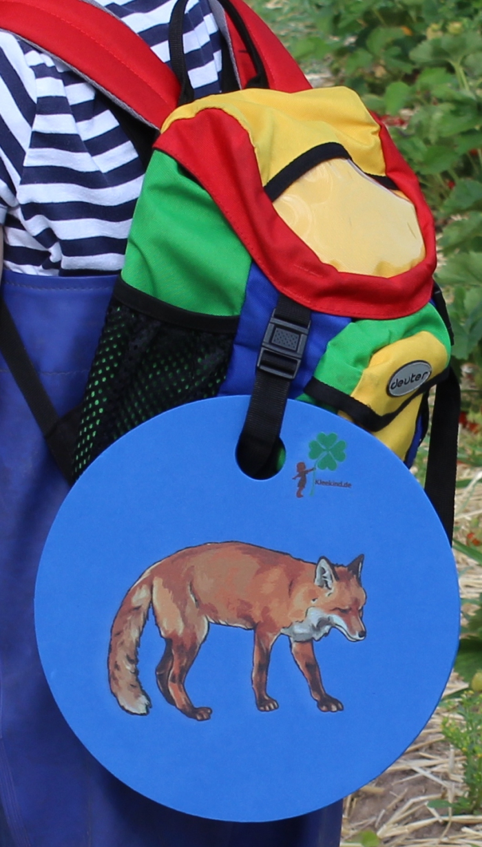 Waldkindergarten-Sitzkissen blau mit Fuchs am Rucksack